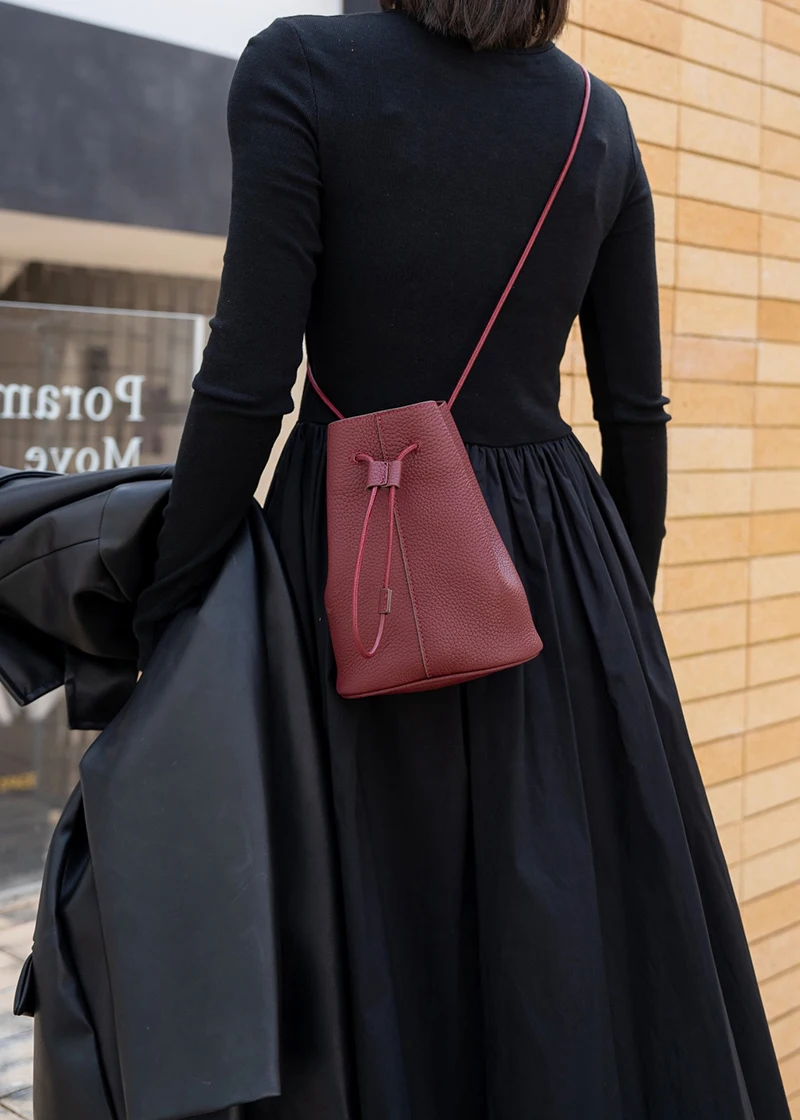 Новая маленькая женская сумка из натуральной кожи, модная сумка на плечо на шнурке, роскошная дизайнерская сумка на плечо для мобильного телефона
Новая маленькая женская сумка из натуральной кожи, модная сумка на плечо на шнурке, роскошная дизайнерская сумка на плечо для мобильного телефона