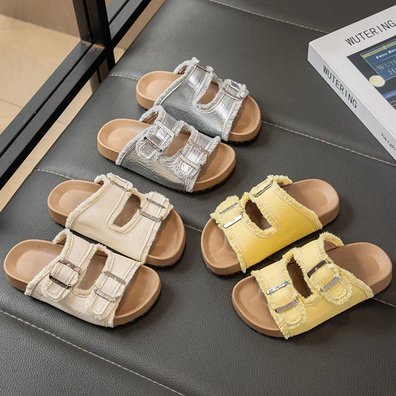 Летние детские повседневные шлепанцы для мальчиков и девочек, новая модная корейская модель, мягкая подошва, нескользящие, с открытым носком, пляжные сандалии для детей
Летние детские повседневные шлепанцы для мальчиков и девочек, новая модная корейская модель, мягкая подошва, нескользящие, с открытым носком, пляжные сандалии для детей