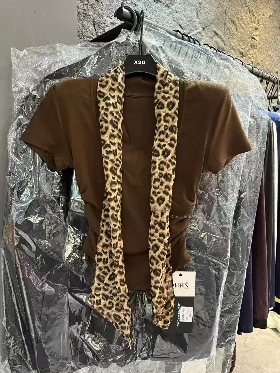 Slim Fit ort Sve V-Ne T-irt Women's Sle Korean Faion Versatile Ne Scarf Breathable Comfortable Cotton Top
Slim Fit ort Sve V-Ne T-irt Women's Sle Korean Faion Versatile Ne Scarf Breathable Comfortable Cotton Top