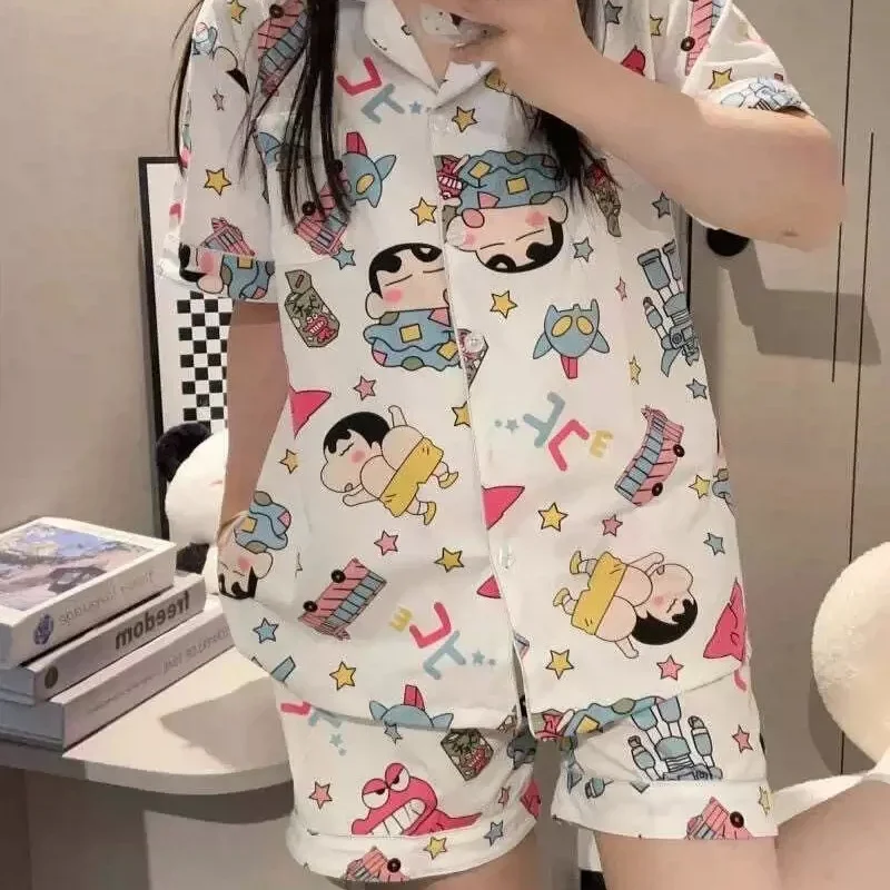 Crayon Shin-Chan милые шорты с рисунками из мультфильмов с коротким рукавом Свободные удобные домашние повседневные подарки для девочек
Crayon Shin-Chan милые шорты с рисунками из мультфильмов с коротким рукавом Свободные удобные домашние повседневные подарки для девочек