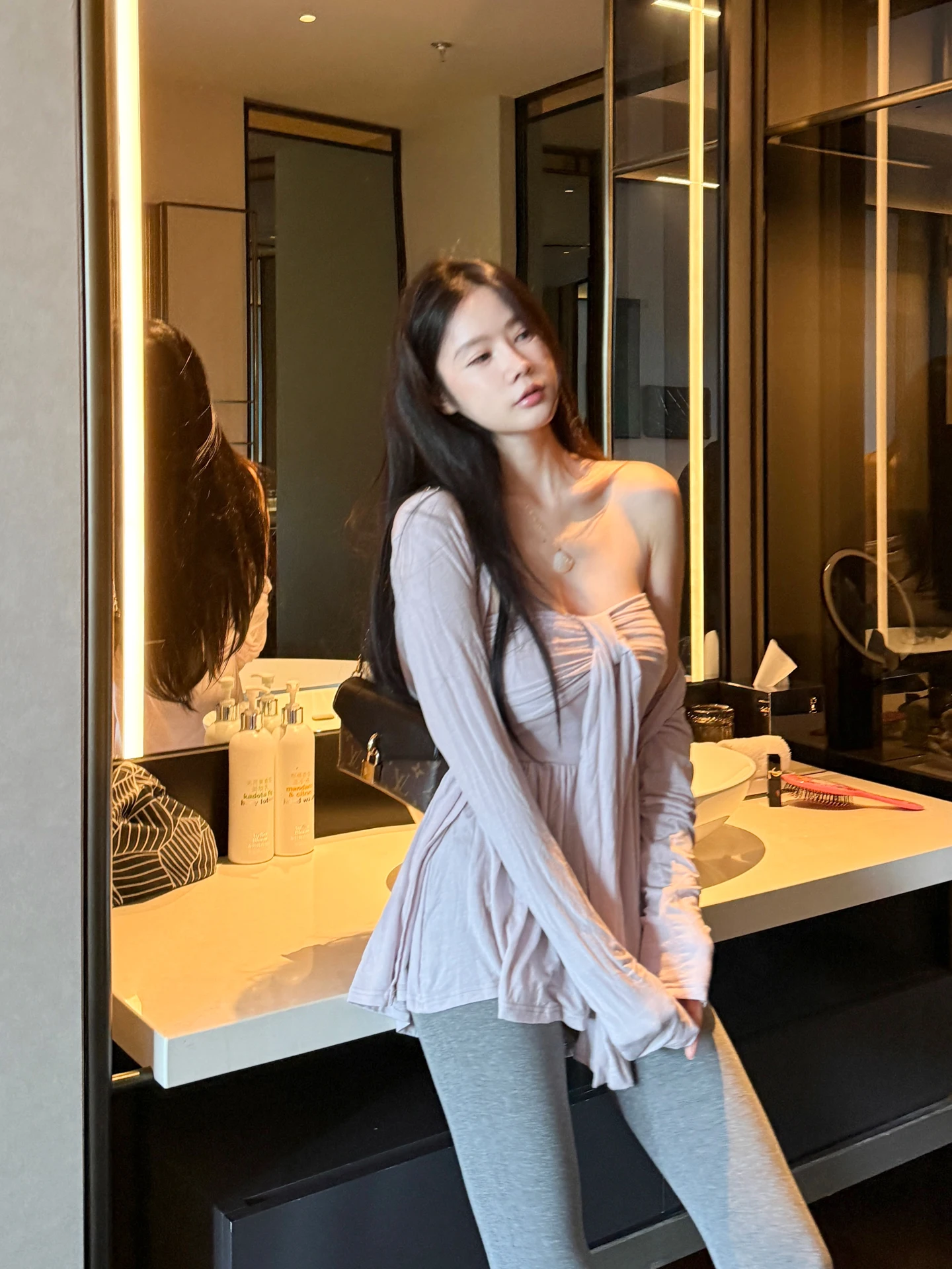 Комплект из двух предметов Matou Pure Desire: нежный вязаный кардиган с открытыми плечами и топ, женский, премиум-класса, цвет таро-пурпурный, осенний, сексуальный, регулярный крой.
Комплект из двух предметов Matou Pure Desire: нежный вязаный кардиган с открытыми плечами и топ, женский, премиум-класса, цвет таро-пурпурный, осенний, сексуальный, регулярный крой.