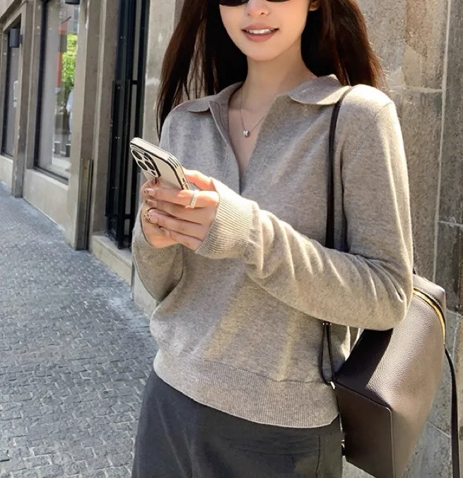 Бестселлер! Женский тихий роскошный вязаный свитер с воротником-поло | Легкий топ с V-образным вырезом и длинными рукавами для умного повседневного использования
Бестселлер! Женский тихий роскошный вязаный свитер с воротником-поло | Легкий топ с V-образным вырезом и длинными рукавами для умного повседневного использования