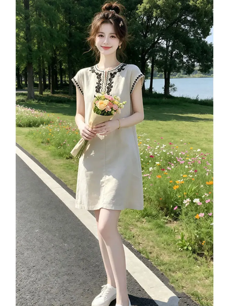 Casual round Neck Embroidered Sleeveless Dress Women's Loose Slimming Summer New Style Artistic Wind High Waist A-Line Dress
Casual round Neck Embroidered Sleeveless Dress Women's Loose Slimming Summer New Style Artistic Wind High Waist A-Line Dress