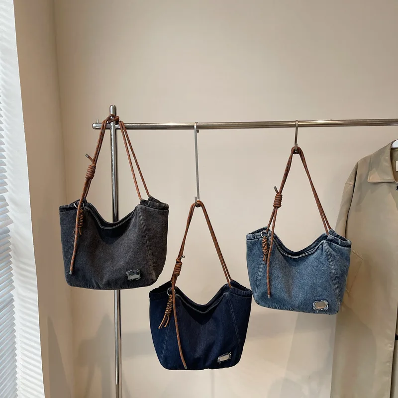 Small-scale casual durable denim handbag for women - tote bag for daily commuting with large capacity, single shoulder bag
Small-scale casual durable denim handbag for women - tote bag for daily commuting with large capacity, single shoulder bag