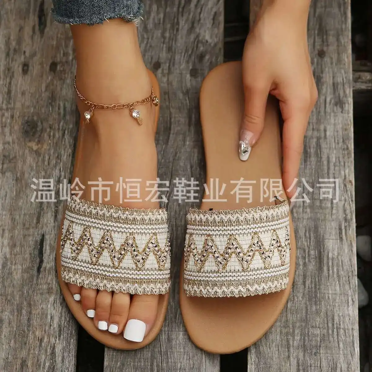 Стильные сандалии с вышивкой в этническом стиле для женской летней уличной одежды, пляжные сандалии больших размеров для отдыха, повседневные женские сандалии на плоской подошве
Стильные сандалии с вышивкой в этническом стиле для женской летней уличной одежды, пляжные сандалии больших размеров для отдыха, повседневные женские сандалии на плоской подошве