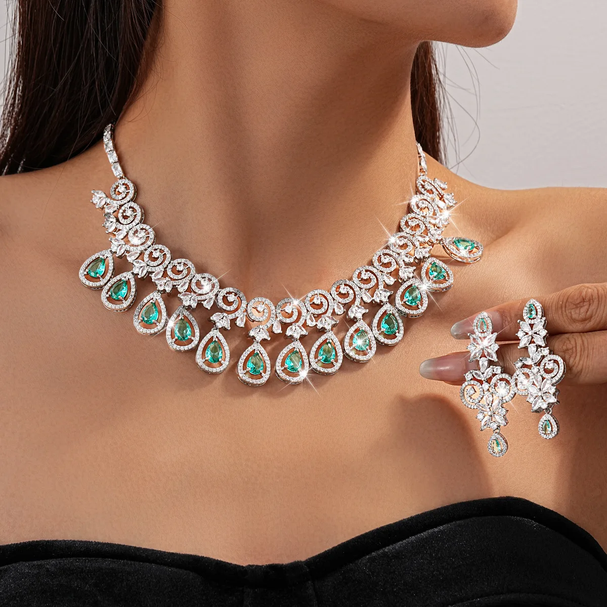 Diamond-encrusted water drop fringed pendant necklace retro court style temperament versatile collarbone chain light luxury high
Diamond-encrusted water drop fringed pendant necklace retro court style temperament versatile collarbone chain light luxury high