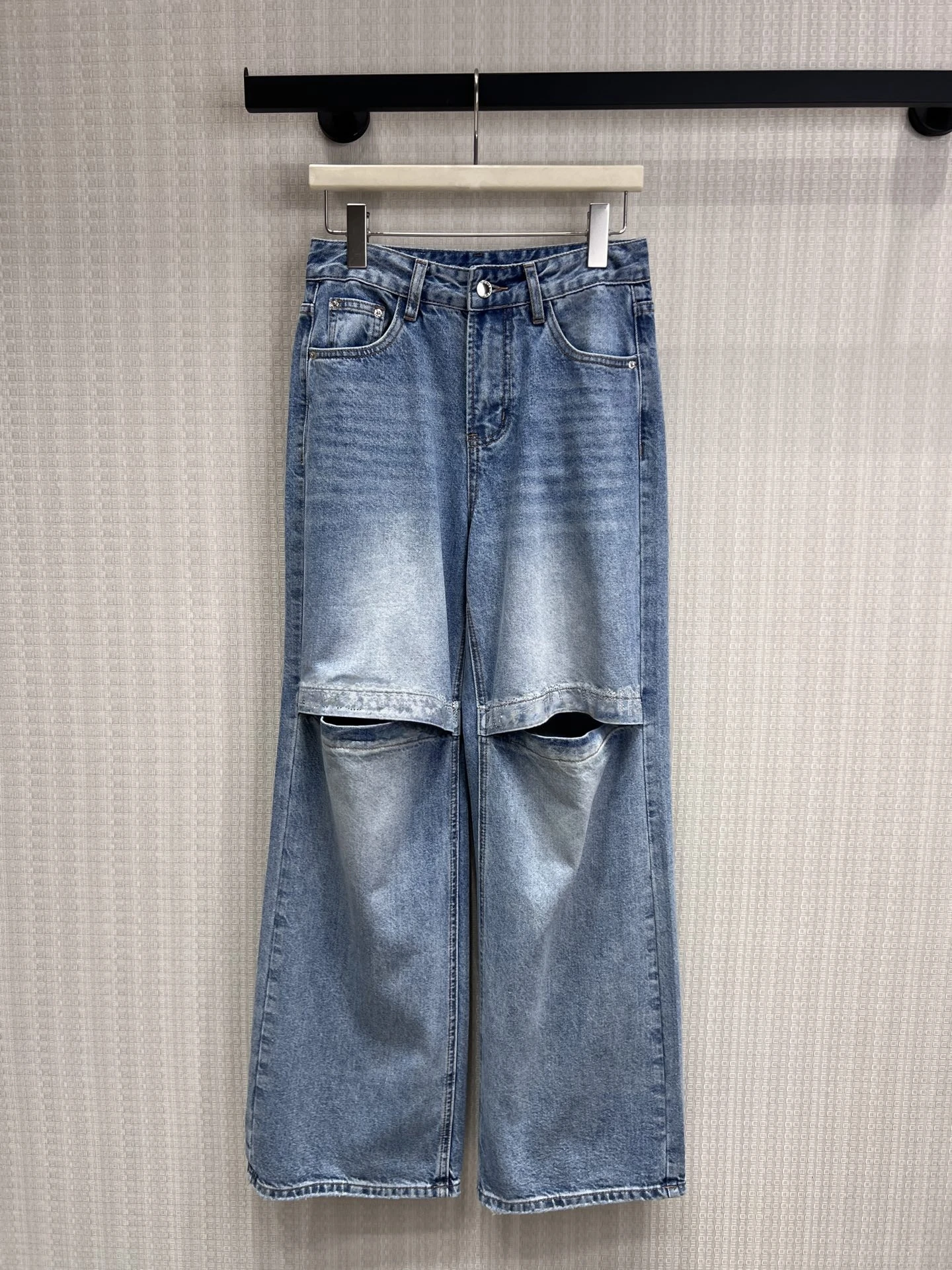 Fashionable High-Waisted Women's Wide-Leg Jeans with Hole Design Knee Hollow out Stylish Casual Versatile Denim Pants
Fashionable High-Waisted Women's Wide-Leg Jeans with Hole Design Knee Hollow out Stylish Casual Versatile Denim Pants