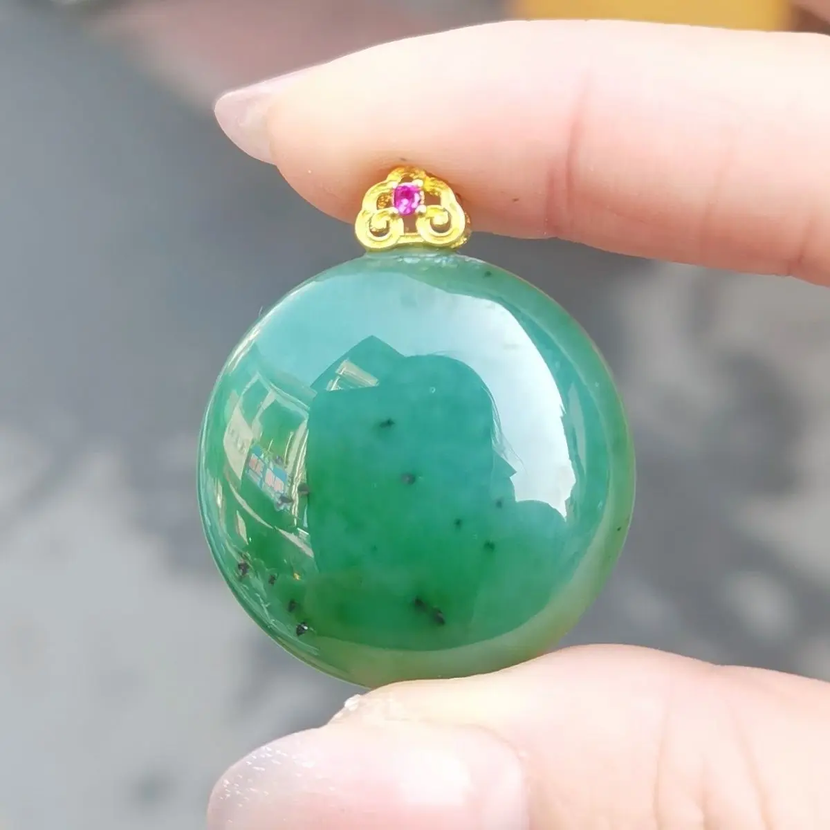 Authentic pure natural Hetian jade jasper pendant, safe and sound card, everything goes well, round and full of spinach green.
Authentic pure natural Hetian jade jasper pendant, safe and sound card, everything goes well, round and full of spinach green.