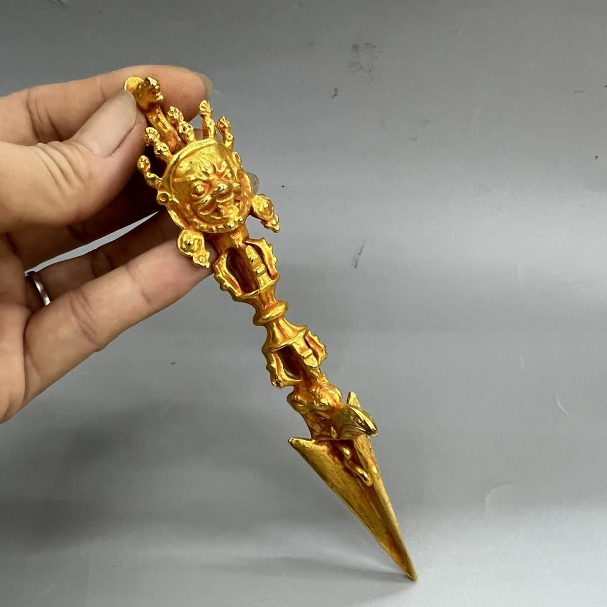 Antique solid imitation copper gilt horse head Mingwang vajra pestle tantra artifact
Antique solid imitation copper gilt horse head Mingwang vajra pestle tantra artifact