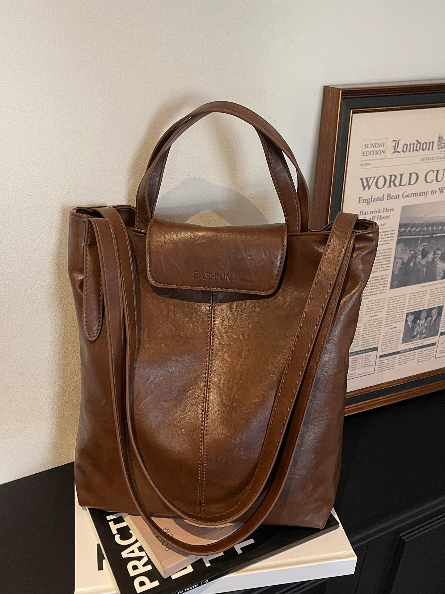Large Capacity Fashionable Women's Shoulder Bag 2026 New Style Versatile Handbag Casual Simple Leisure Crossbody Bucket Bag
Large Capacity Fashionable Women's Shoulder Bag 2026 New Style Versatile Handbag Casual Simple Leisure Crossbody Bucket Bag