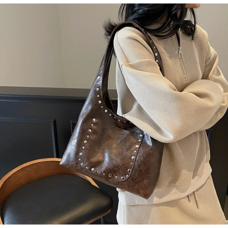 2025 New Bag Retro Rivet Shoulder Bag Fashion and Simple Underarm Bag Women's Bag
2025 New Bag Retro Rivet Shoulder Bag Fashion and Simple Underarm Bag Women's Bag