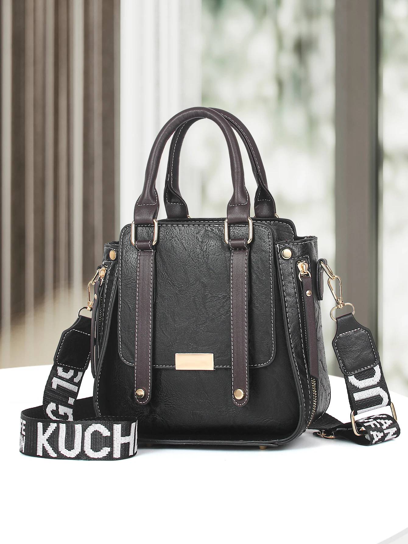 Ladies' fashionable retro shoulder bag, casual temperament large capacity handbag
Ladies' fashionable retro shoulder bag, casual temperament large capacity handbag