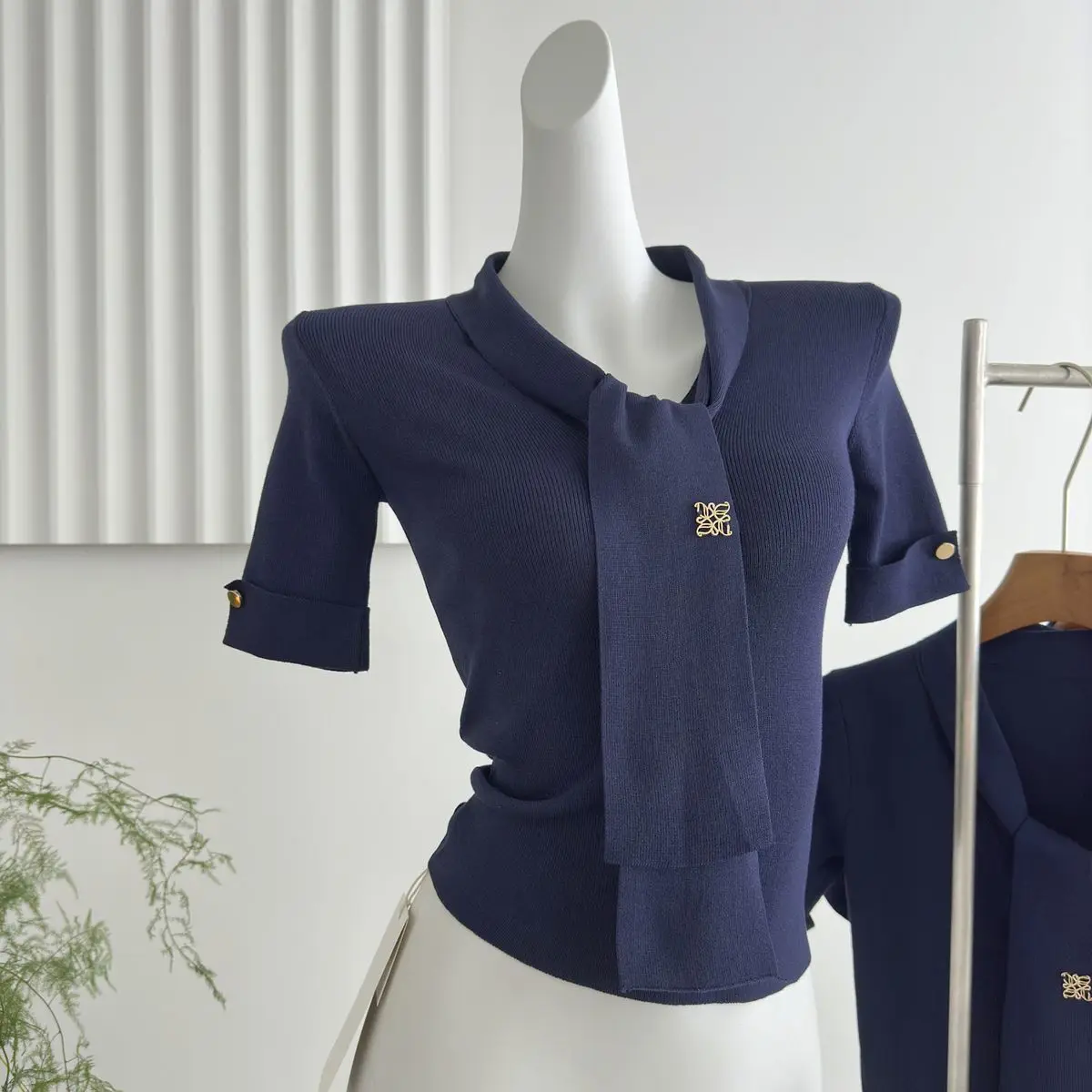 Summer Ice Silk Short-sleeved T-shirt Women Scarf Knit Tees Design Lightweight Slim Tops Vintage Pullovers Y2k Clothes Tshirt
Summer Ice Silk Short-sleeved T-shirt Women Scarf Knit Tees Design Lightweight Slim Tops Vintage Pullovers Y2k Clothes Tshirt
