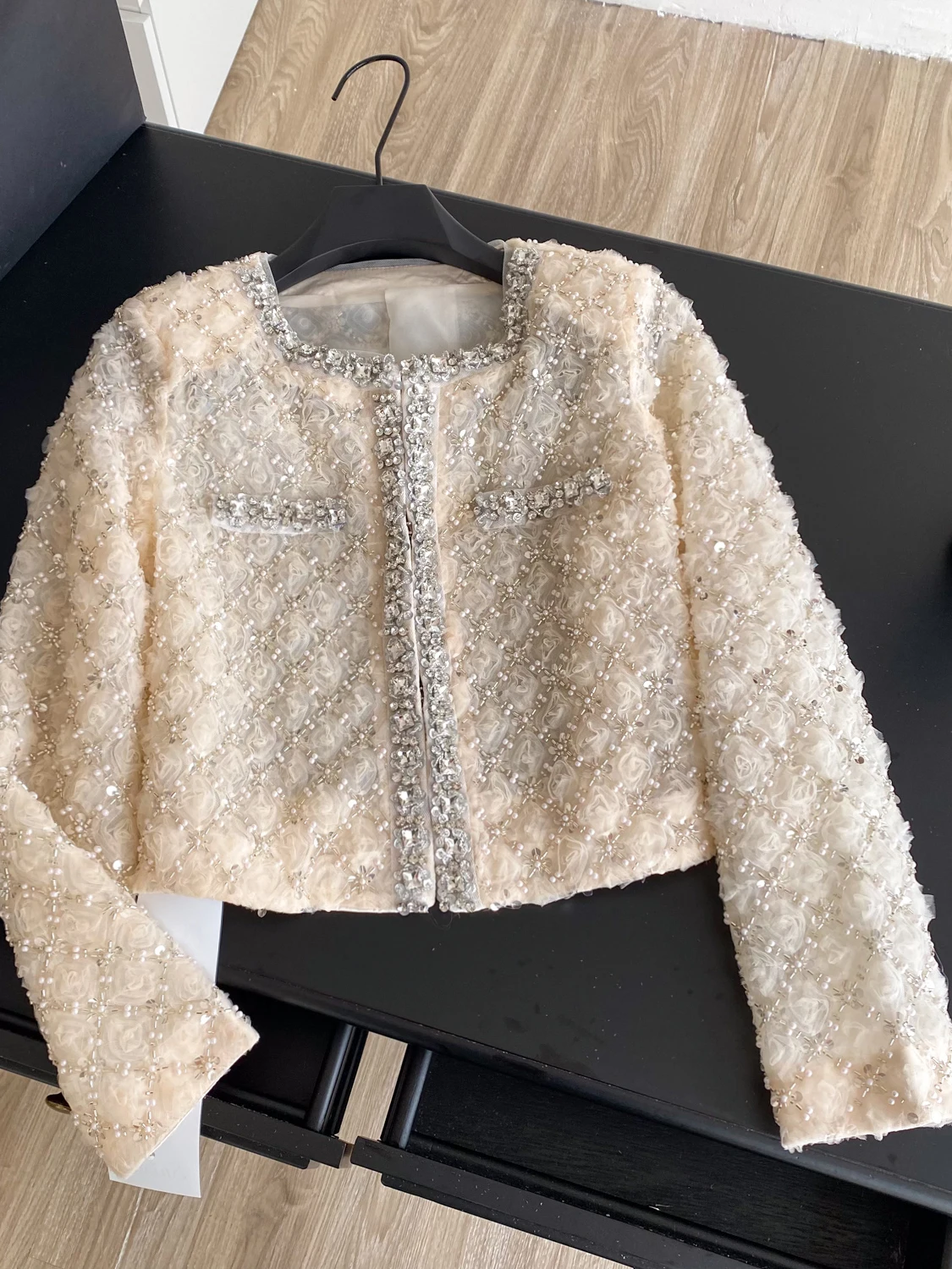 High-End Short Pearl Embellished Jacket Women's Spring 2026 Long Sleeve Diamond Inlaid Turn-down Collar Elegant Outerwear
High-End Short Pearl Embellished Jacket Women's Spring 2026 Long Sleeve Diamond Inlaid Turn-down Collar Elegant Outerwear