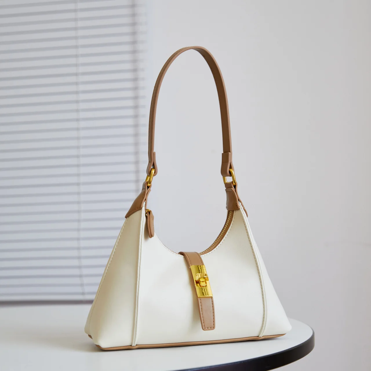 2025 Single Shoulder Retro Fashion Contrasting Color Design Underarm New Niche High-end Portable Messenger Bag
2025 Single Shoulder Retro Fashion Contrasting Color Design Underarm New Niche High-end Portable Messenger Bag