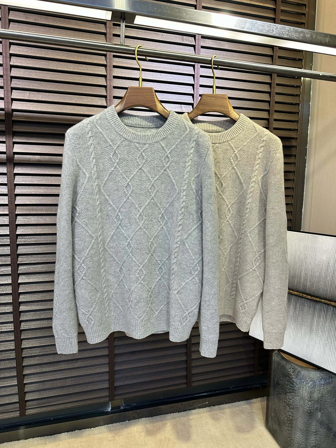 BLLIYOSS Cashmere Blend Fabric Men Sweater New High Quality Old Money Europe Italy Technique Craft Knitting Classic Versatile
BLLIYOSS Cashmere Blend Fabric Men Sweater New High Quality Old Money Europe Italy Technique Craft Knitting Classic Versatile