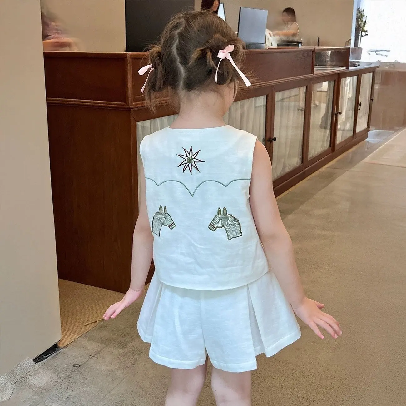 Girls Summer Set Fashion Outfit New Children's Cotton Sleeveless Embroidered Vest Shorts Two-Piece Set Child Clothing
Girls Summer Set Fashion Outfit New Children's Cotton Sleeveless Embroidered Vest Shorts Two-Piece Set Child Clothing