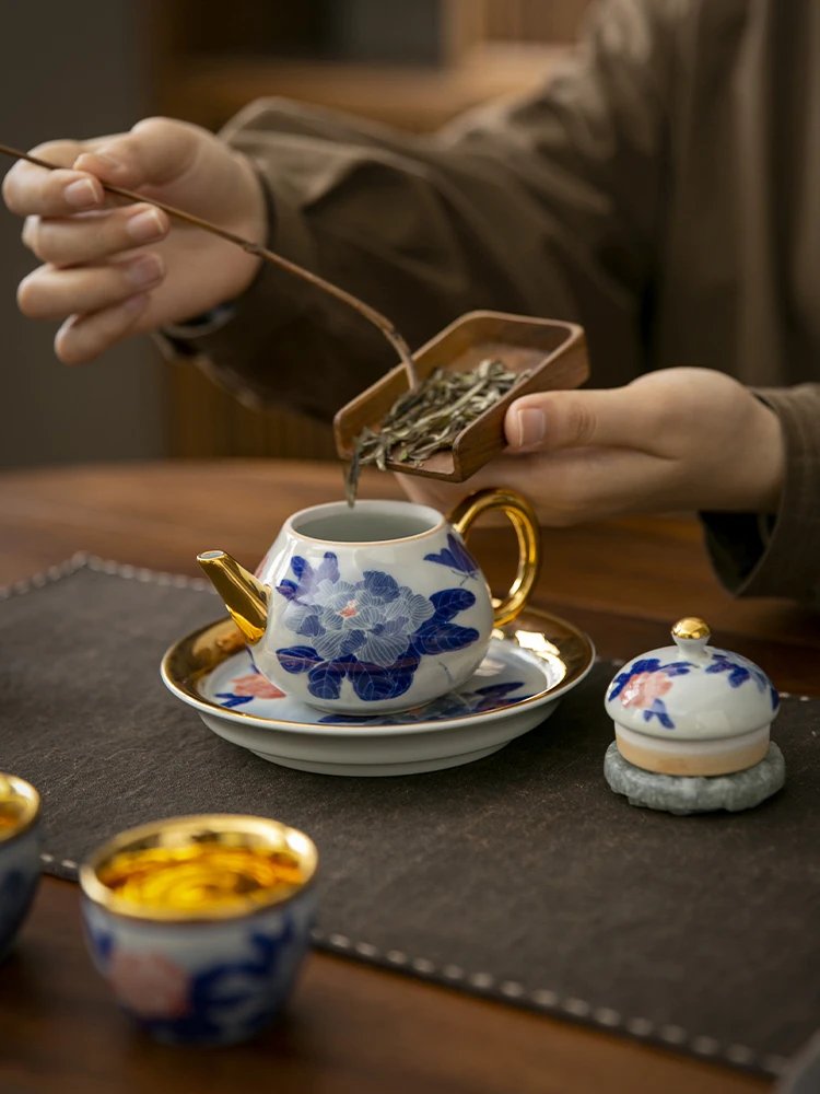 Guoli Peony Gilding Silver Gilded Pot Home Chinese Retro Porcelain Set Light Luxury High-End Teapot
Guoli Peony Gilding Silver Gilded Pot Home Chinese Retro Porcelain Set Light Luxury High-End Teapot