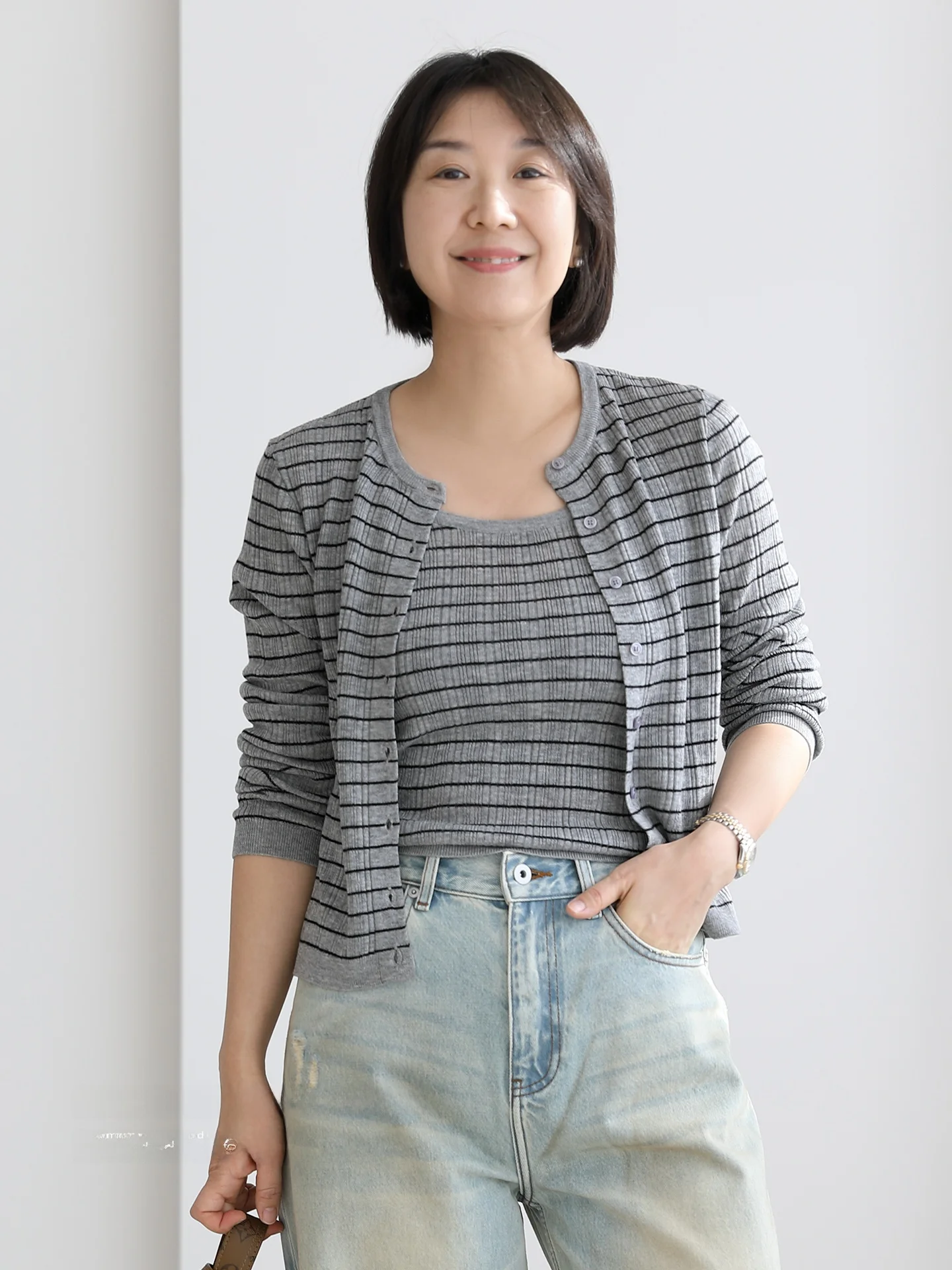 Комплект: приталенный вязаный жилет в полоску и кардиган из мягкой шерстяной смеси с длинными рукавами и круглым вырезом. Весенняя модная повседневная одежда, удобная и комфортная.
Комплект: приталенный вязаный жилет в полоску и кардиган из мягкой шерстяной смеси с длинными рукавами и круглым вырезом. Весенняя модная повседневная одежда, удобная и комфортная.