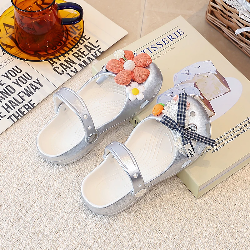 A pair of children's non-slip Mary Jane slides with detachable decorations, for summer, outdoor play and daily use KHR-k601
A pair of children's non-slip Mary Jane slides with detachable decorations, for summer, outdoor play and daily use KHR-k601