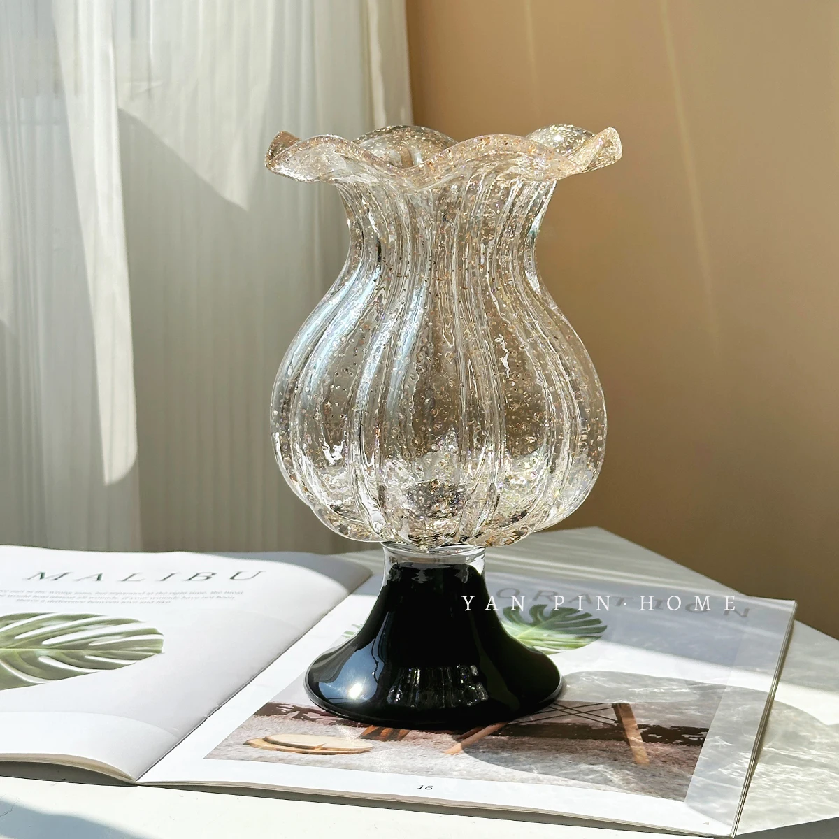 Transparent flower glazed vase French entrance living room art flower ware soft glass ornament
Transparent flower glazed vase French entrance living room art flower ware soft glass ornament