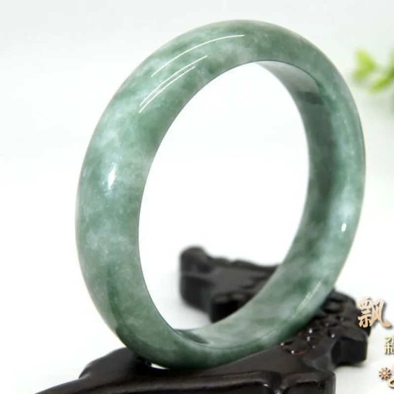 Natural wholesale, Guizhou green , white bracelets with floral patterns, jade bangles
Natural wholesale, Guizhou green , white bracelets with floral patterns, jade bangles