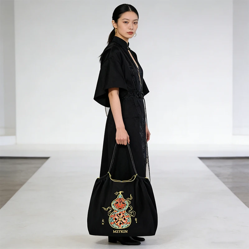 Black Creative Chinese Style Embroidered Handbag Portable Waterproof Embroidered Nylon High Quality Handbag
Black Creative Chinese Style Embroidered Handbag Portable Waterproof Embroidered Nylon High Quality Handbag