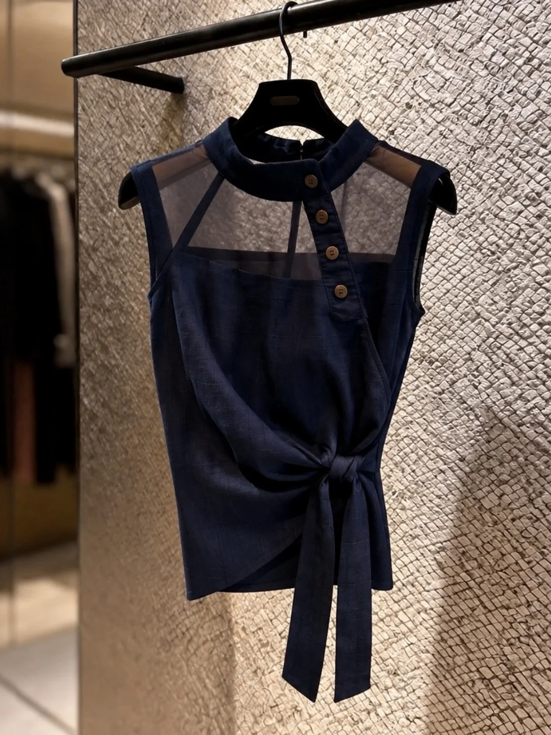 Elegant Slim Fit Sleeveless Vest Women's round Neck Design Belted Summer Fashionable Versatile Top Lightweight Breathable
Elegant Slim Fit Sleeveless Vest Women's round Neck Design Belted Summer Fashionable Versatile Top Lightweight Breathable