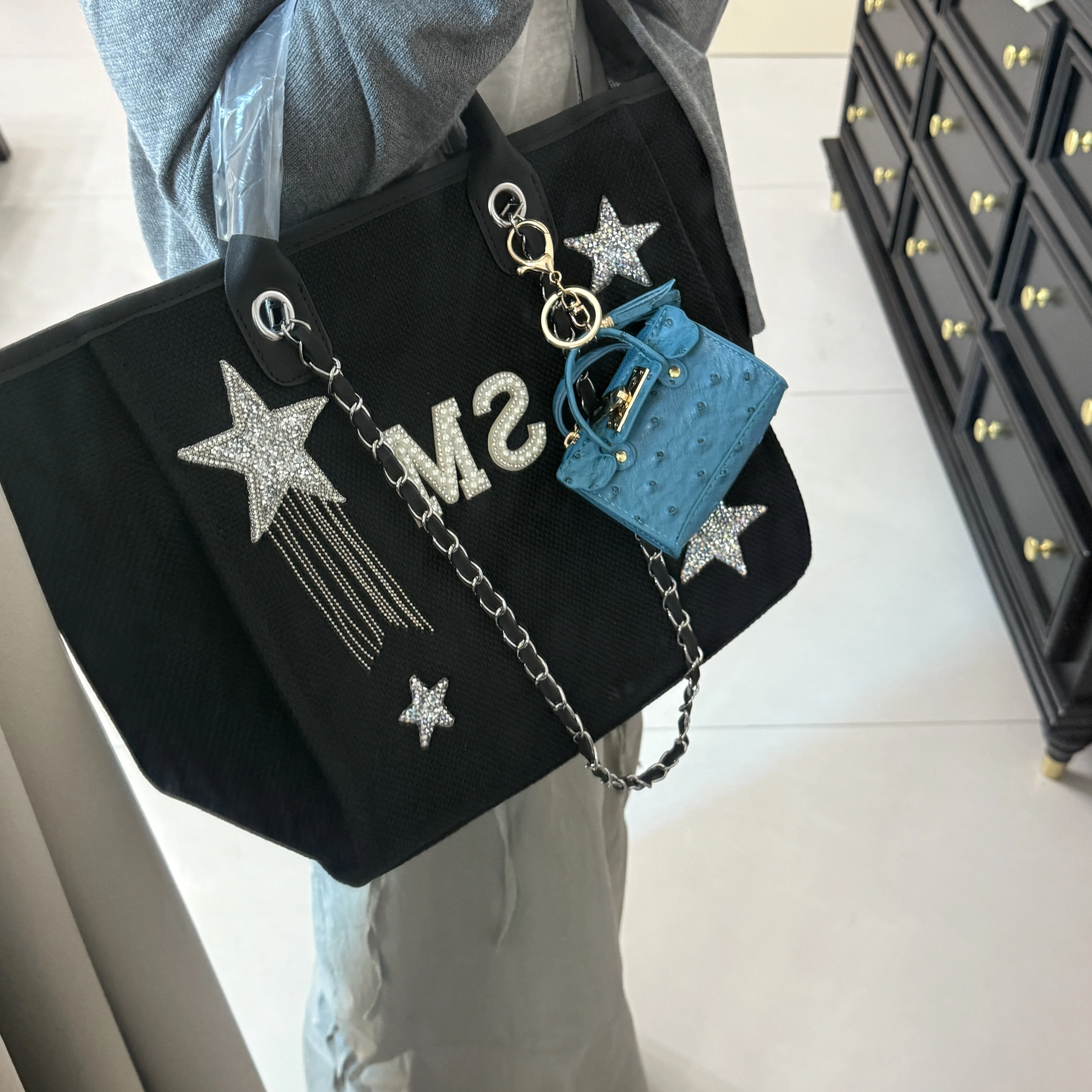 Customized Black Swan Handbag,Personalized Pearl letters Chain Bag,Travel Bag Customized Name Birthday Gift Wedding Party
Customized Black Swan Handbag,Personalized Pearl letters Chain Bag,Travel Bag Customized Name Birthday Gift Wedding Party