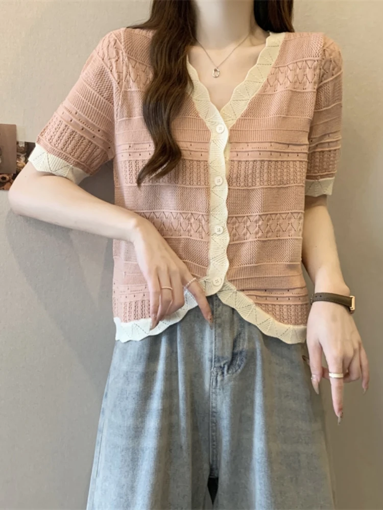 Slimming Short V-Neck Open Cardigan Top for plus Size Women Beautiful Korean Style Commute Fashion Loose Fit Button Detail
Slimming Short V-Neck Open Cardigan Top for plus Size Women Beautiful Korean Style Commute Fashion Loose Fit Button Detail