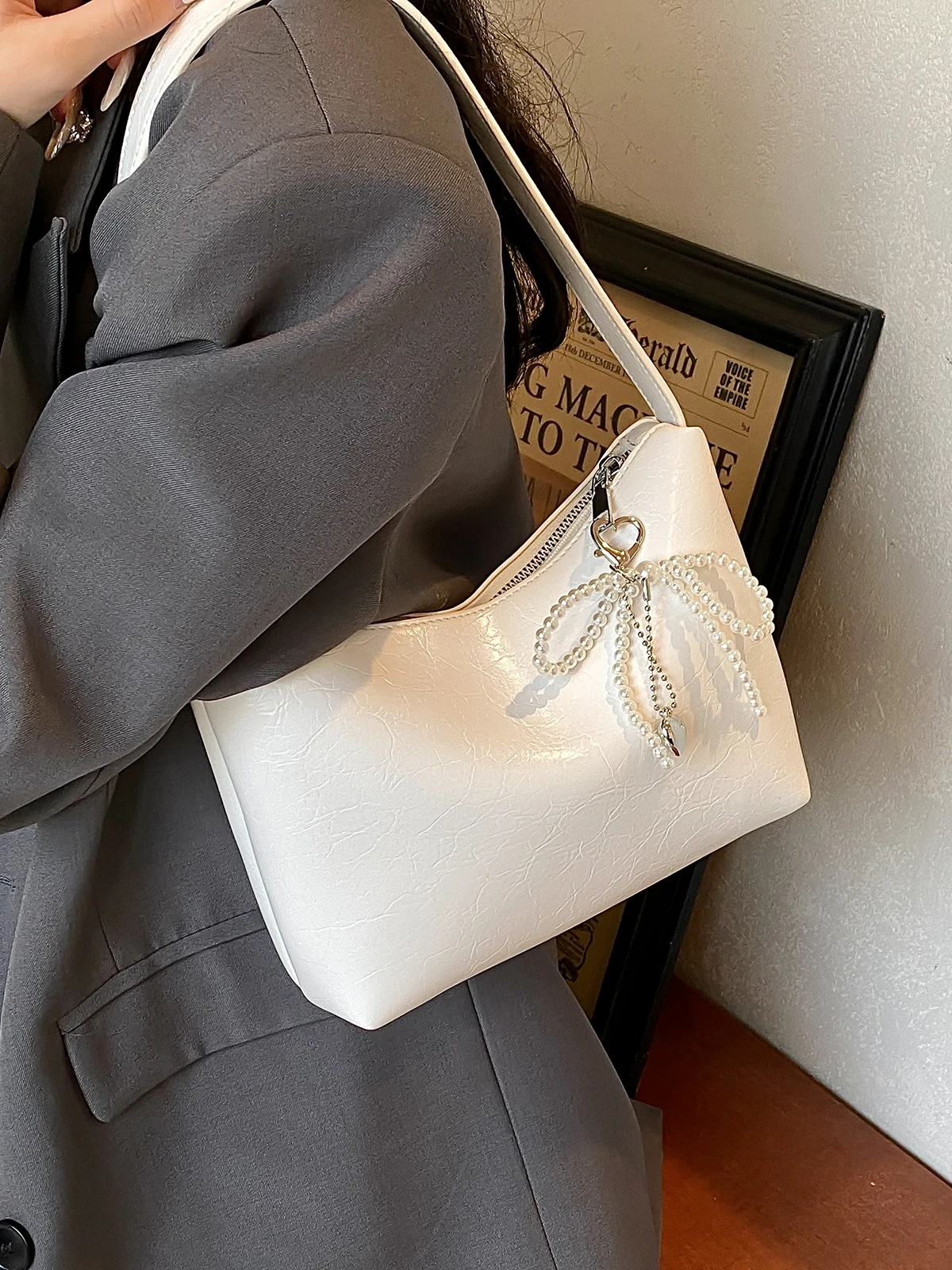 Senior bag female 2024 new popular one-shoulder underarm bag fashion portable small bag.
Senior bag female 2024 new popular one-shoulder underarm bag fashion portable small bag.