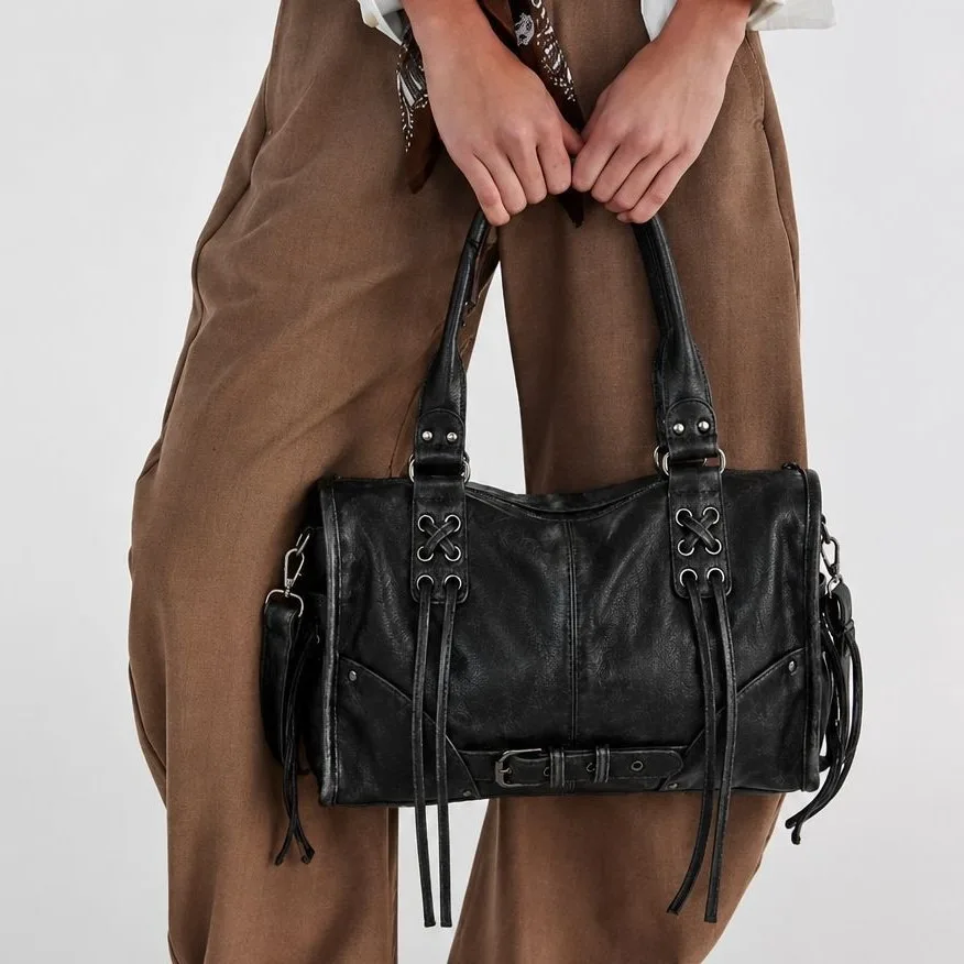 Retro Women Motorcycle Handbag Horizontal Tote Pillow Bag with Tassel Large Capacity Soft Underarm Shoulder Bag High-end Design
Retro Women Motorcycle Handbag Horizontal Tote Pillow Bag with Tassel Large Capacity Soft Underarm Shoulder Bag High-end Design