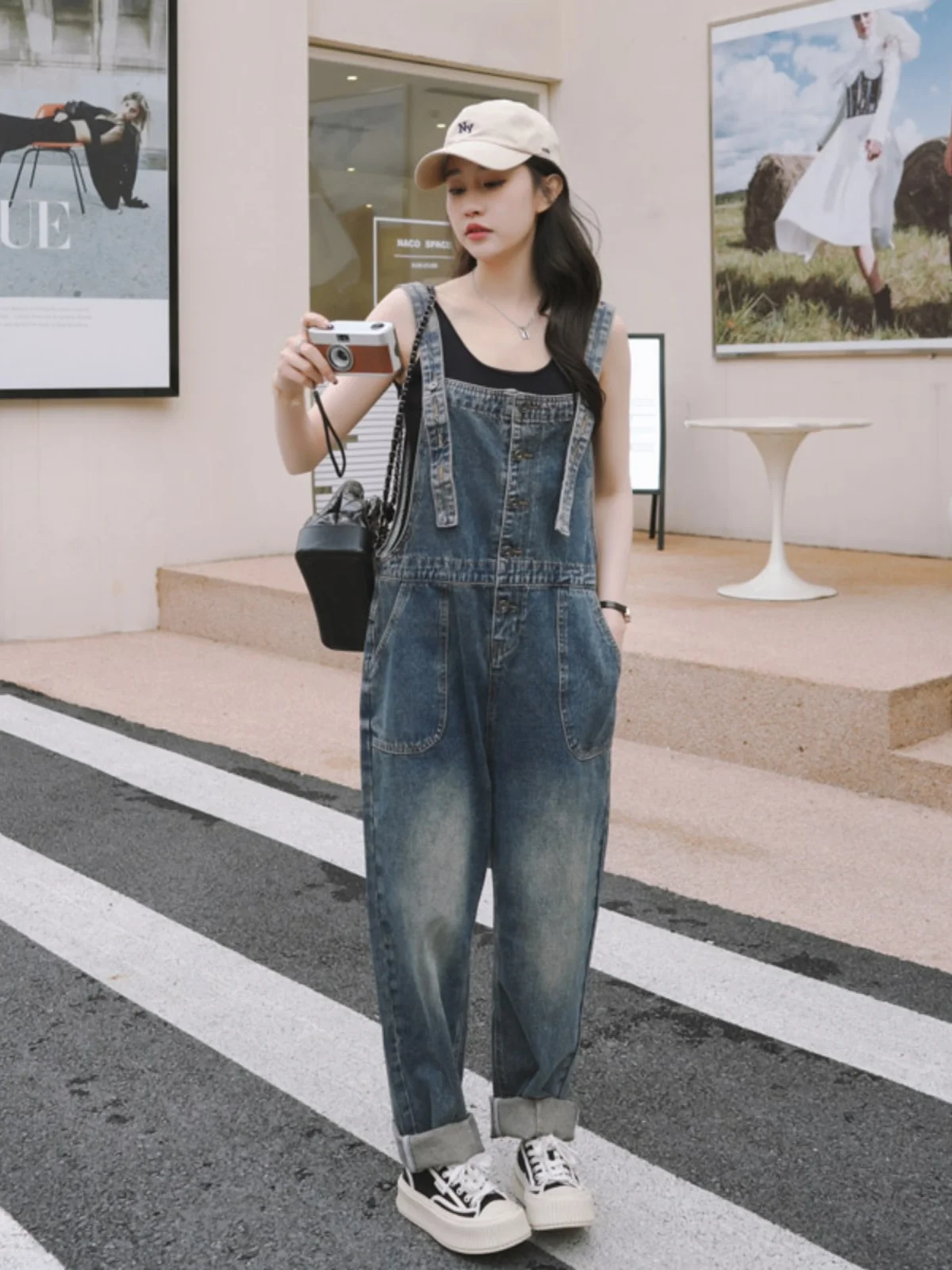 Ретро-комбинезон из денима в гонконгском стиле для женщин, свободный крой, широкие штанины, повседневный, весенняя новинка, длинные брюки с завышенной талией
Ретро-комбинезон из денима в гонконгском стиле для женщин, свободный крой, широкие штанины, повседневный, весенняя новинка, длинные брюки с завышенной талией