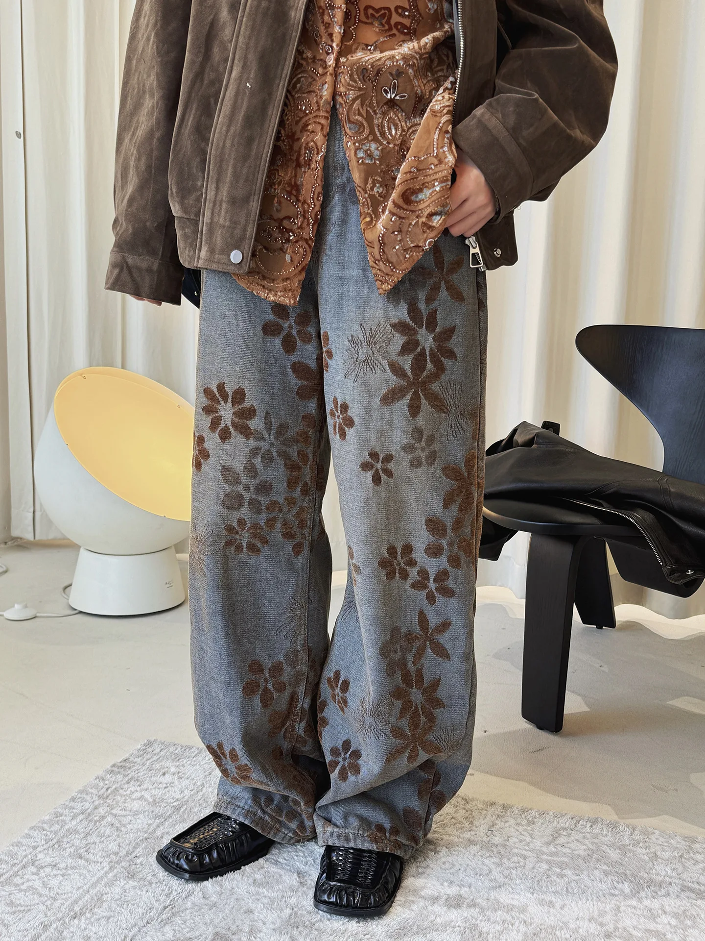 Зимние новые корейские ретро-дизайнерские стильные флисовые желтые джинсы с вышивкой и изогнутыми ножками, свободные брюки для женщин
Зимние новые корейские ретро-дизайнерские стильные флисовые желтые джинсы с вышивкой и изогнутыми ножками, свободные брюки для женщин