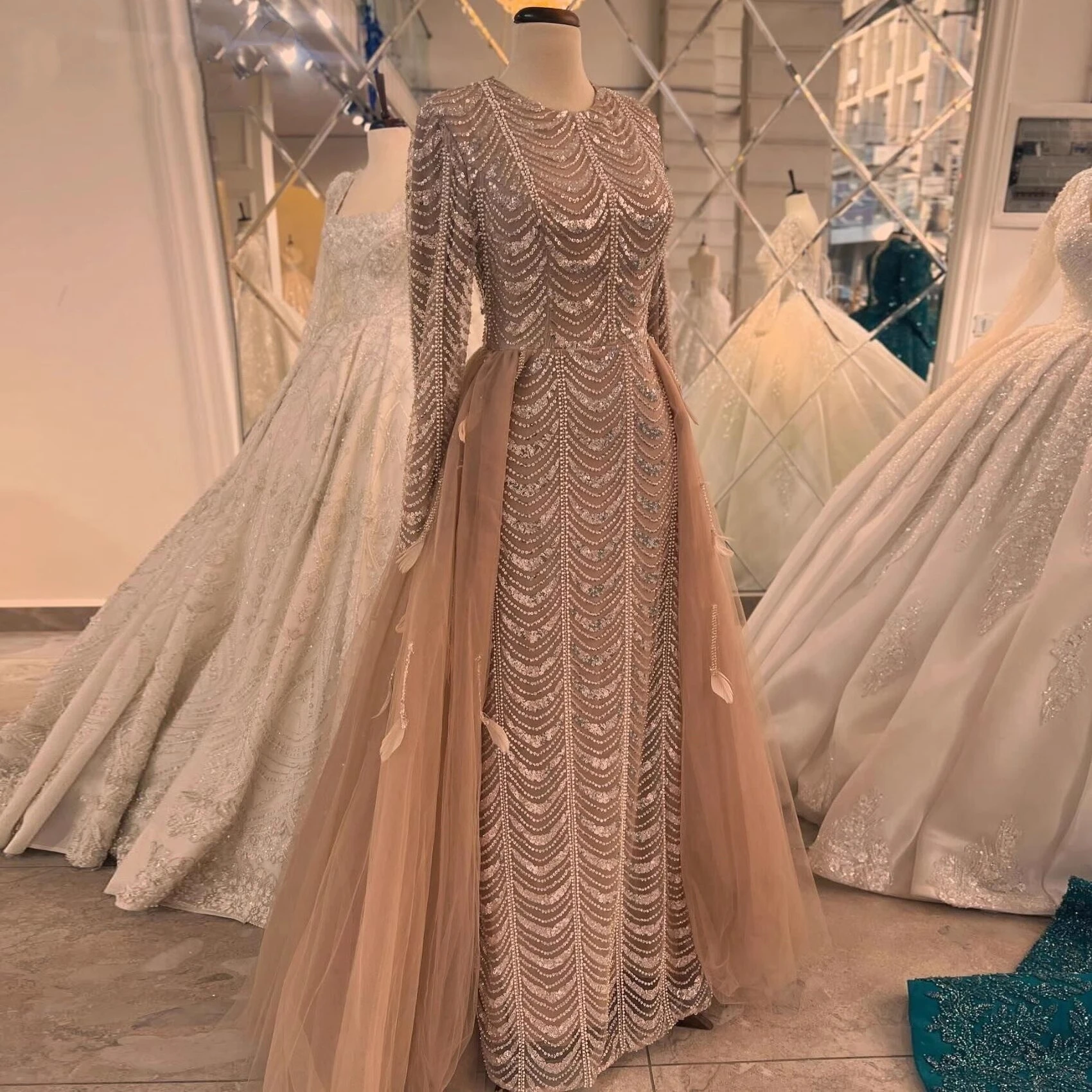 Customized Women Evening Dresses With Train O-Neck Crystal Sequined Long Sleeve Formal Occasion Wear Wedding Party Dress New
Customized Women Evening Dresses With Train O-Neck Crystal Sequined Long Sleeve Formal Occasion Wear Wedding Party Dress New