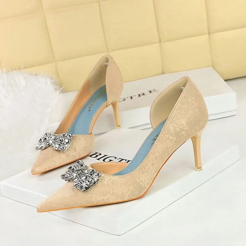 BIGTREE Women Fashion Pumps Shoes Pointed Toe Heels Butterfly knot Jacquard Fabric 7.5CM Thin Heels Side Hollow Party Woman Shoe
BIGTREE Women Fashion Pumps Shoes Pointed Toe Heels Butterfly knot Jacquard Fabric 7.5CM Thin Heels Side Hollow Party Woman Shoe