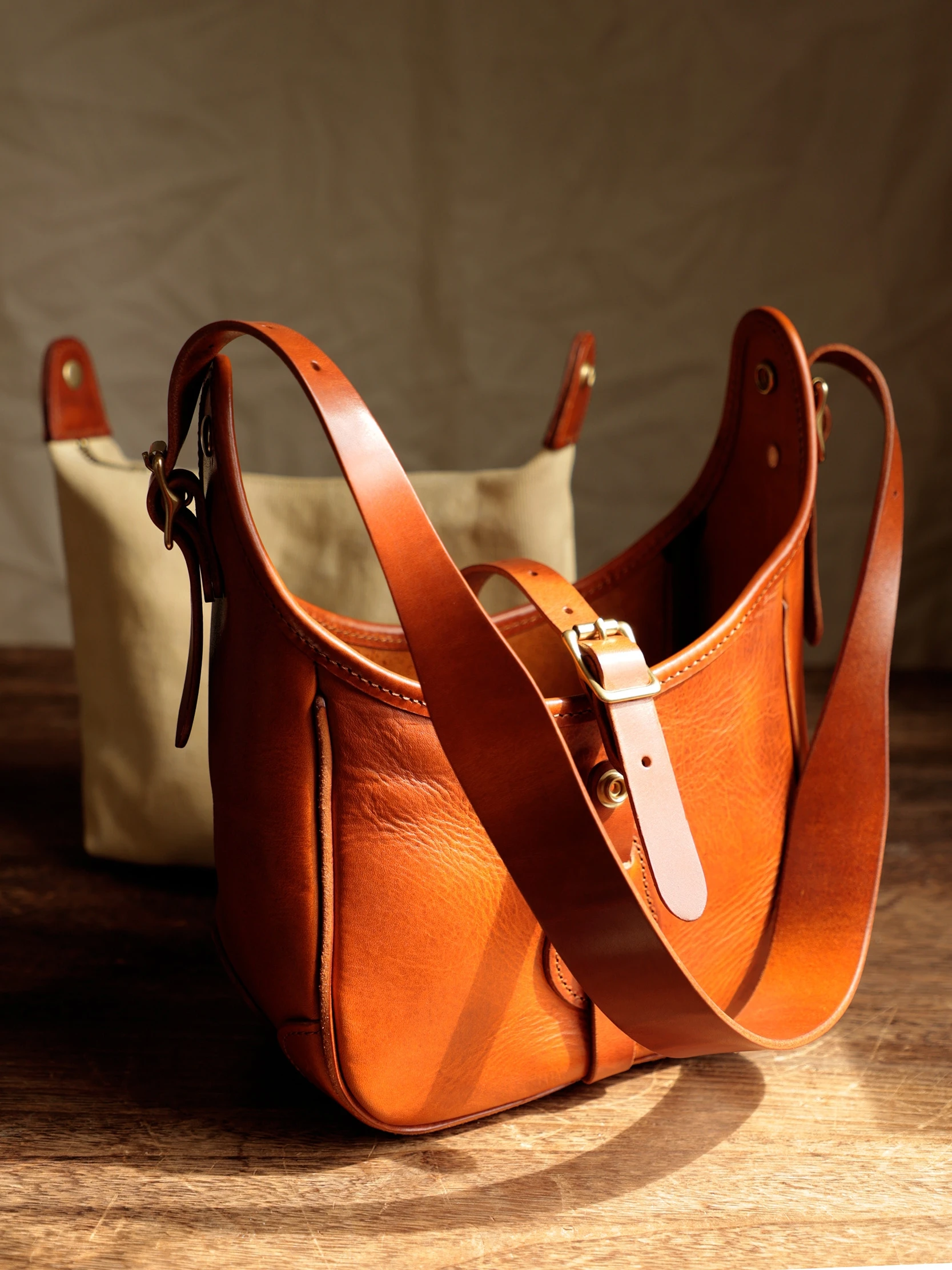 Fashion casual designers handmade vegetable tanned cowhide women shoulder bag outdoor daily genuine leather ladies underarm bag
Fashion casual designers handmade vegetable tanned cowhide women shoulder bag outdoor daily genuine leather ladies underarm bag