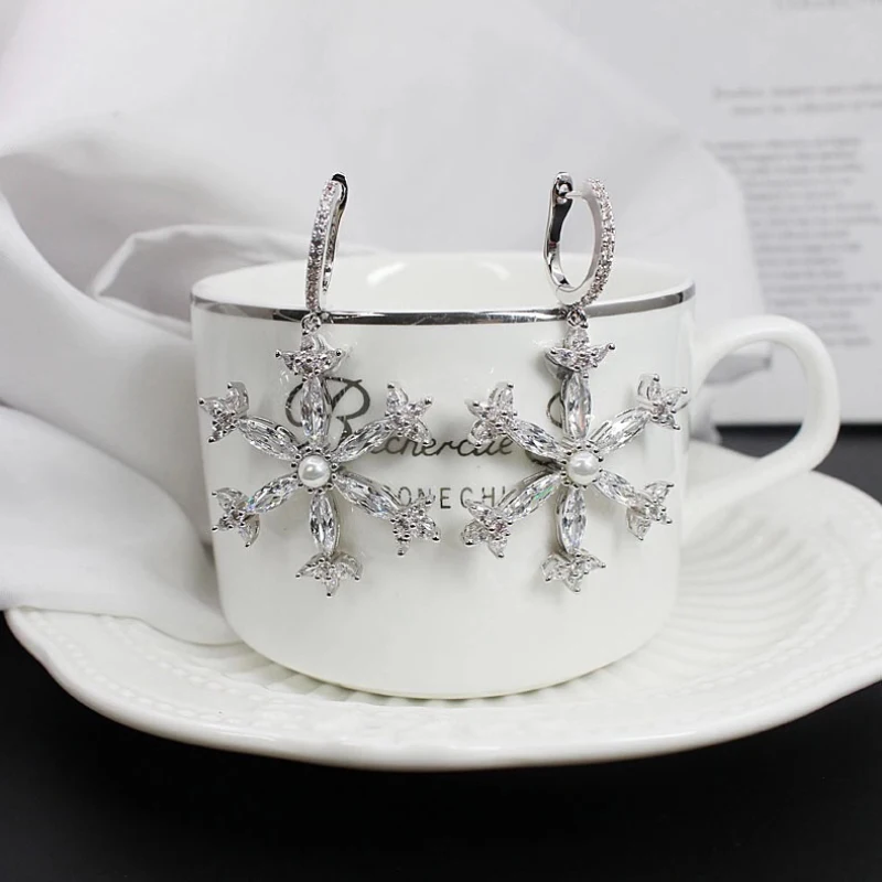 925 sterling silver diamond-encrusted pearl snowflake earrings for women exaggerated personality design light luxury jewelry
925 sterling silver diamond-encrusted pearl snowflake earrings for women exaggerated personality design light luxury jewelry