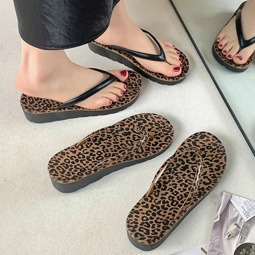 Simple All Match Leopard Flip Flops Elegant Thick Soled Slides Sandals Women Anti Slip Beachwear Shoes Platform Slippers Beach
Simple All Match Leopard Flip Flops Elegant Thick Soled Slides Sandals Women Anti Slip Beachwear Shoes Platform Slippers Beach