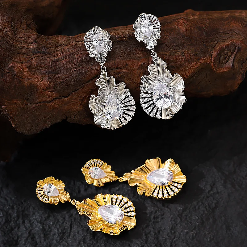 Fashionable, exquisite, exaggerated personality, European and American style metal drop earrings, high-end simple earrings
Fashionable, exquisite, exaggerated personality, European and American style metal drop earrings, high-end simple earrings