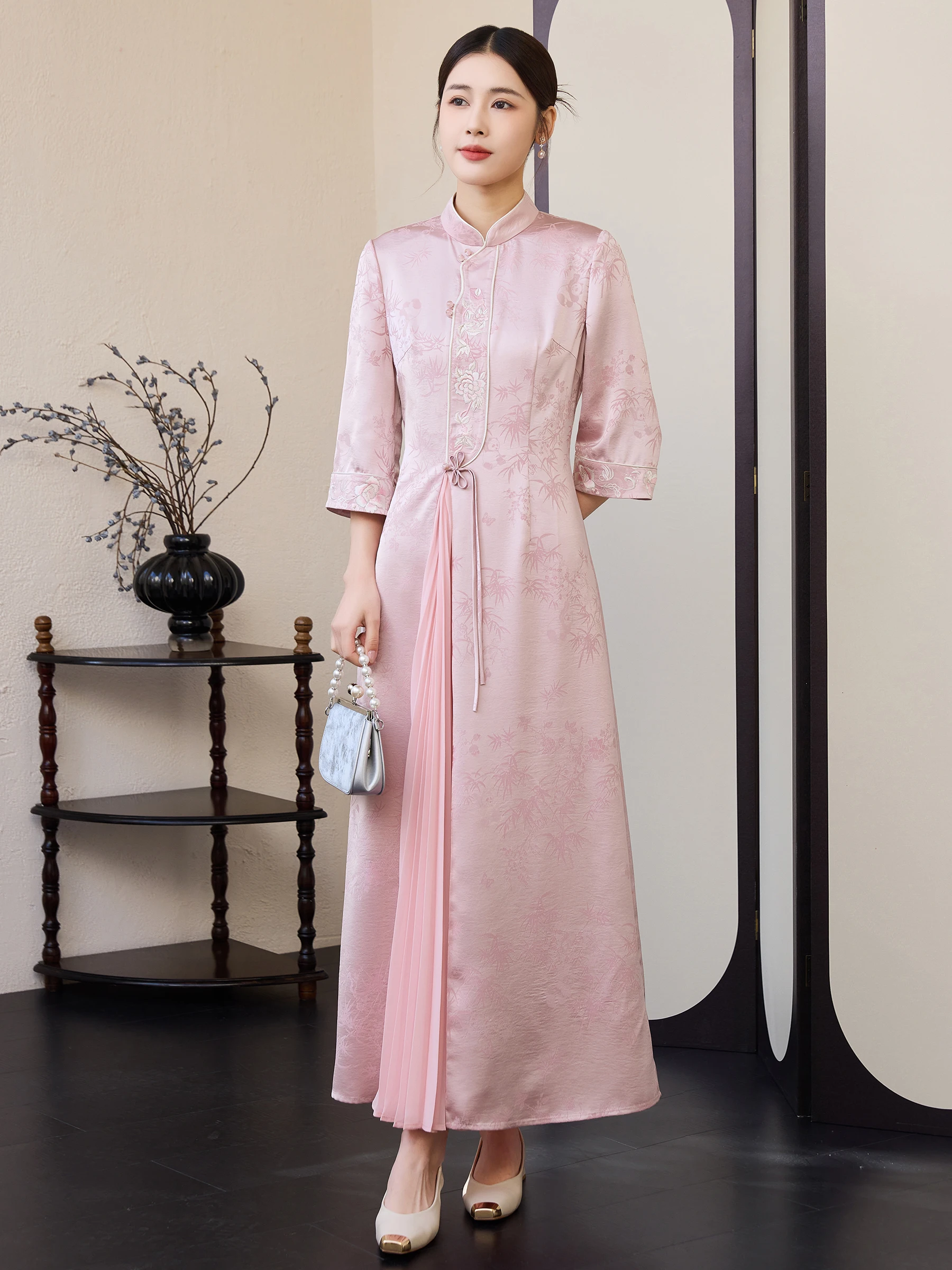 Elegant Long Chinese Style Embroidered Dress New Version Women's Shiwen Tea Costume Low Slit Seven Sleeve Spring Co...
Elegant Long Chinese Style Embroidered Dress New Version Women's Shiwen Tea Costume Low Slit Seven Sleeve Spring Co...