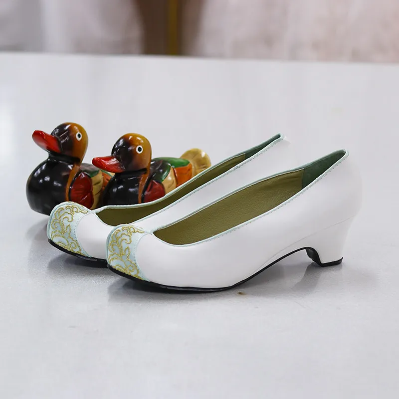 Embroidered Korean Wedding Shoes 5cm Heel Hook Traditional Imported Bridal Shoes
Embroidered Korean Wedding Shoes 5cm Heel Hook Traditional Imported Bridal Shoes
