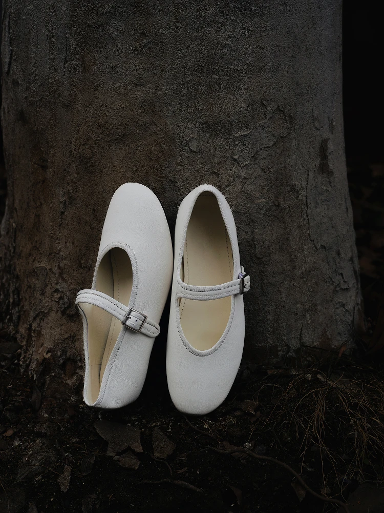 Handmade Soft Leather Mary Jane Flat Shoes with Buckle Closure round Toe Retro Style Women's Fashion Casual Footwear
Handmade Soft Leather Mary Jane Flat Shoes with Buckle Closure round Toe Retro Style Women's Fashion Casual Footwear
