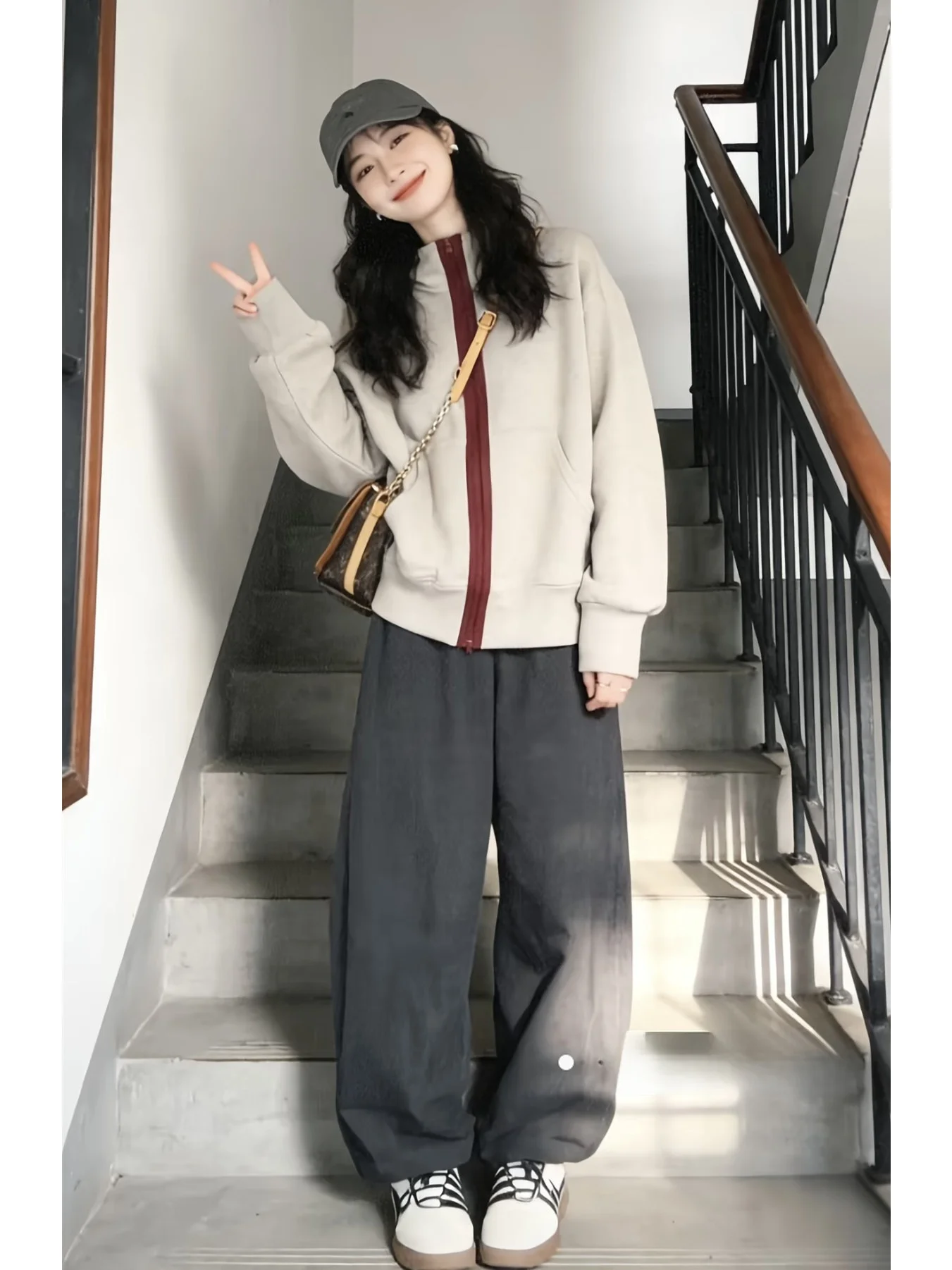 Корейская женская толстовка-куртка на молнии с длинными рукавами, дышащая, свободного кроя, весенняя новинка, верхняя одежда
Корейская женская толстовка-куртка на молнии с длинными рукавами, дышащая, свободного кроя, весенняя новинка, верхняя одежда