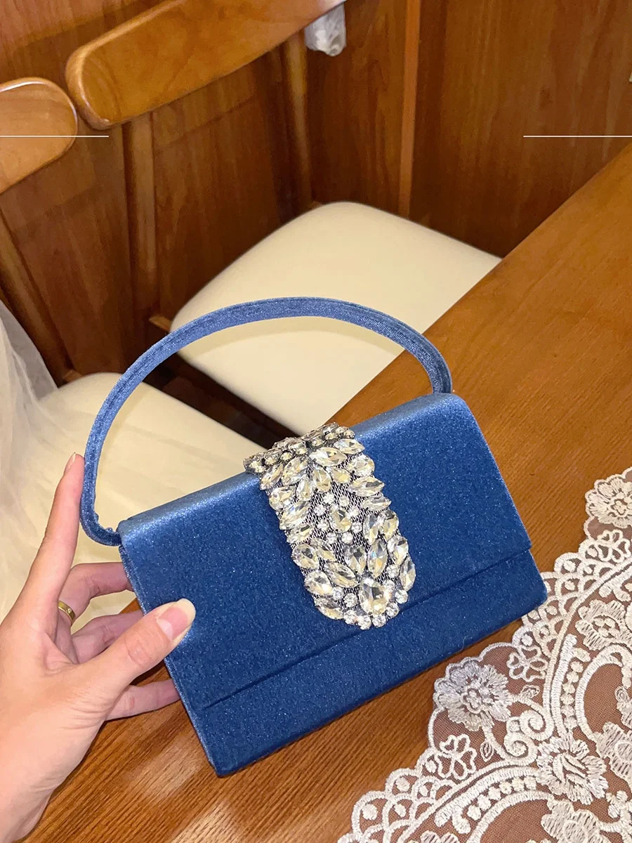 UGALS Retro Diamond Embedded Shiny Glowing Box Handbag Evening Party Versatile Crossbody Square Bag Casual Simple Style Women...
UGALS Retro Diamond Embedded Shiny Glowing Box Handbag Evening Party Versatile Crossbody Square Bag Casual Simple Style Women...
