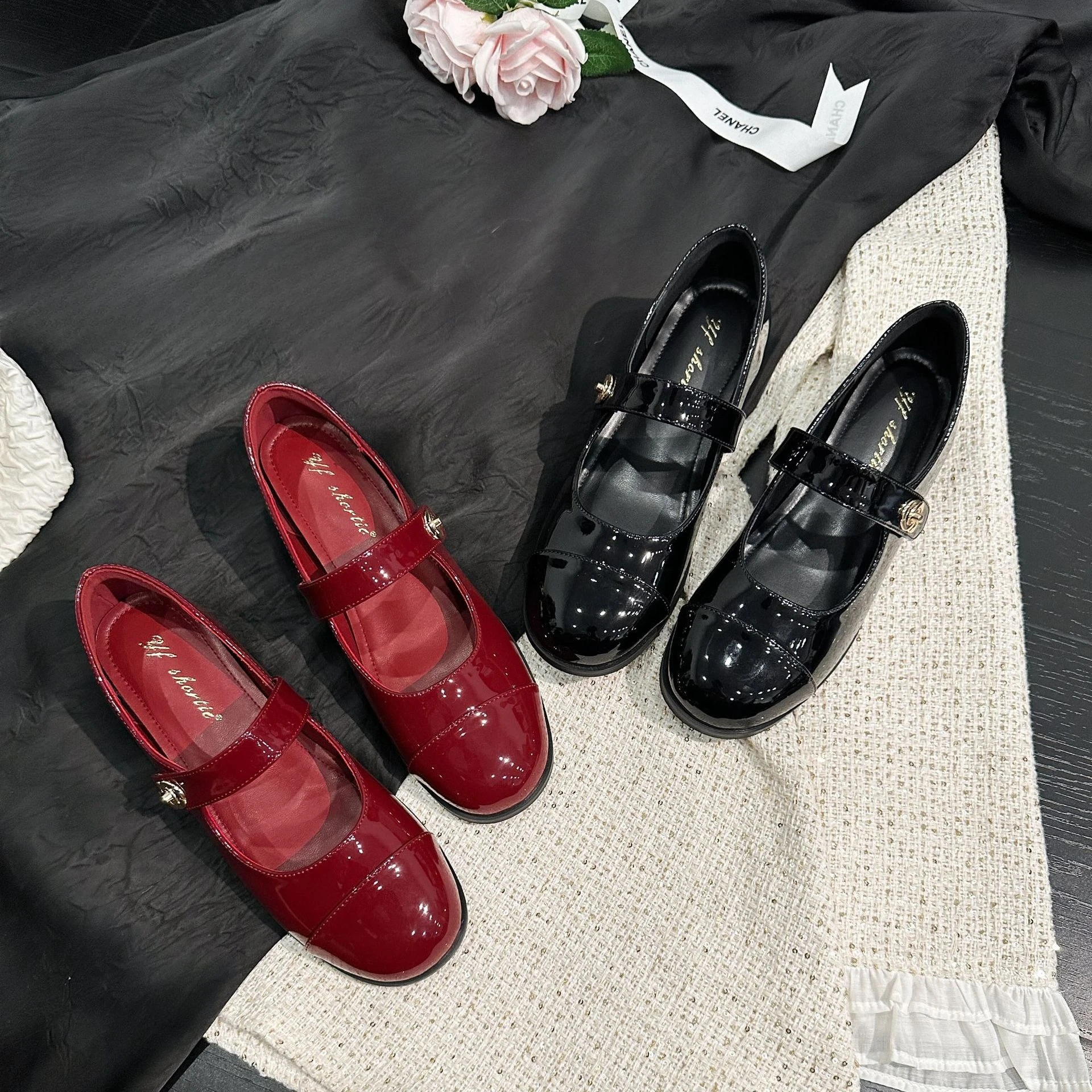 Женские классические красные, черные глянцевые туфли Мэри Джейн из лакированной кожи с металлическим ремешком и пряжкой, круглый носок, туфли на пуговицах на скрытом каблуке 
Женские классические красные, черные глянцевые туфли Мэри Джейн из лакированной кожи с металлическим ремешком и пряжкой, круглый носок, туфли на пуговицах на скрытом каблуке