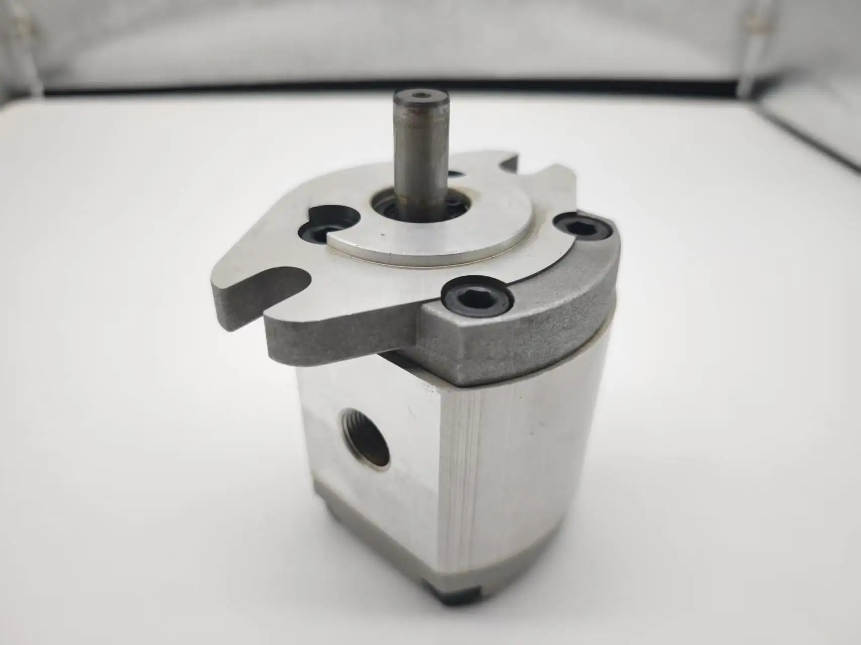 Zhengquan counterclockwise left turn gear pump HGP-1A-F0.8L HGP-1A-F8L hydraulic high-pressure oil pump factory
Zhengquan counterclockwise left turn gear pump HGP-1A-F0.8L HGP-1A-F8L hydraulic high-pressure oil pump factory