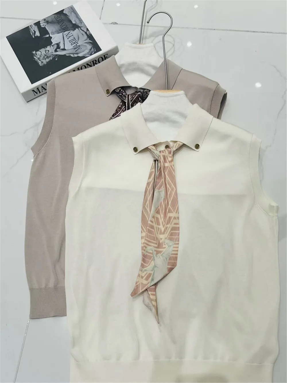 2026 Spring/Summer New Women's Sleeveless Knitted Polo Shirt with Silk Ribbon Tie Elegant and Stylish Top for Commuters
2026 Spring/Summer New Women's Sleeveless Knitted Polo Shirt with Silk Ribbon Tie Elegant and Stylish Top for Commuters