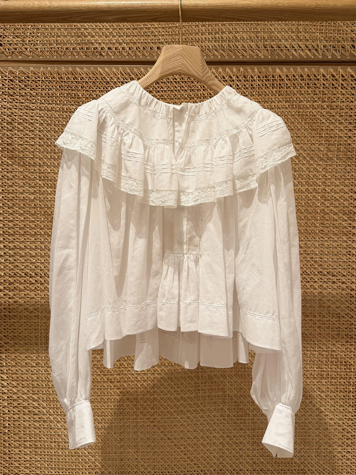 Elegant Lace Lantern Sleeve Shirt Gentle Wind Design Summer Collection Women's High-End Fashion Top round Neck Button Closure
Elegant Lace Lantern Sleeve Shirt Gentle Wind Design Summer Collection Women's High-End Fashion Top round Neck Button Closure