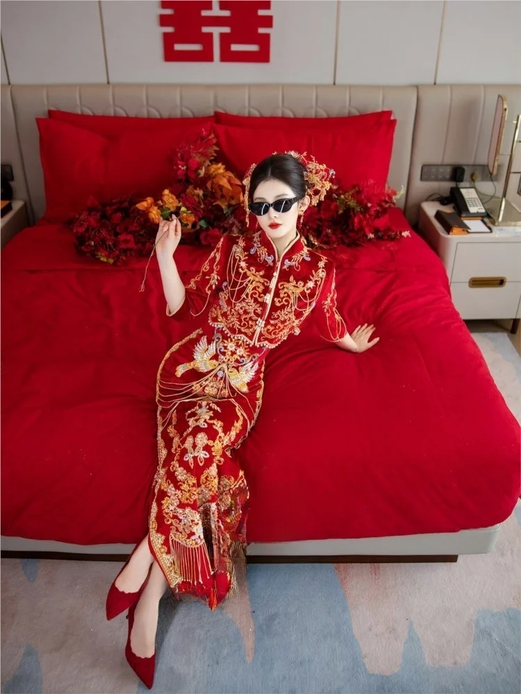 Chinese-style wedding dress bride's and exit dragon phoenix toasting
Chinese-style wedding dress bride's and exit dragon phoenix toasting